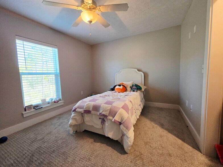 Building Photo - 143 Shallow Reed Dr