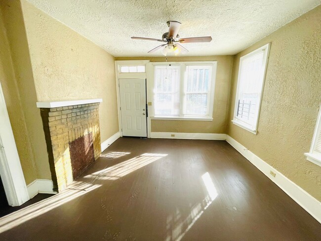 Building Photo - ** 2 bed 1 bath Located behind Jackson Hos...