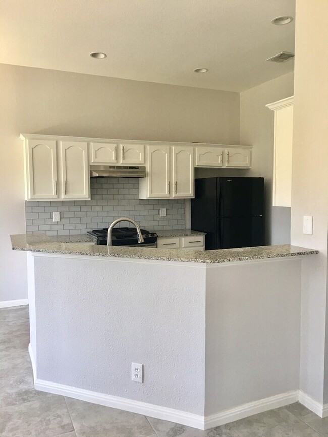 Building Photo - Beautiful remodeled 3 bed 2 bath with open...