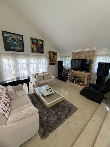 Building Photo - 10302 Parkview Ave