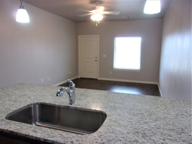 Building Photo - 2 Bed 1 Bath 1 Car Garage Townhome in Del ...