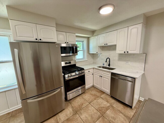 Building Photo - Charming 2BR/1BA Home in Kirkwood – Renova...