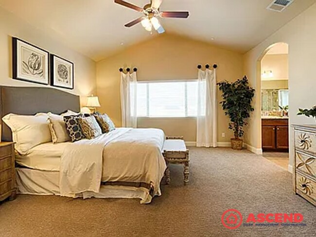 Building Photo - Remarkable 5 Bedroom Home!