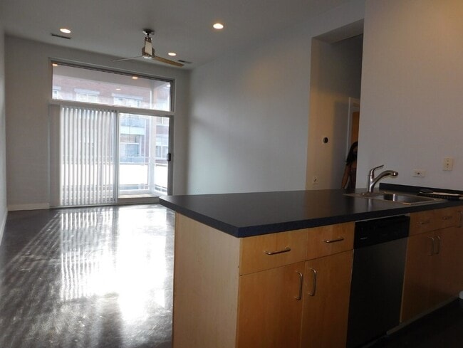 Building Photo - 939 W Madison St