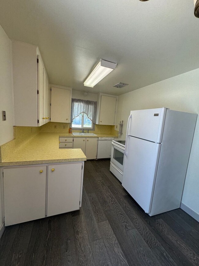 Building Photo - 2 bed 1 bath with large attached garage and fenced yard