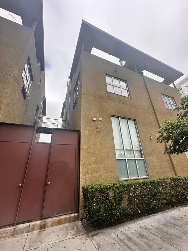 Building Photo - DOWNTOWN GEM - Two-level loft with private...
