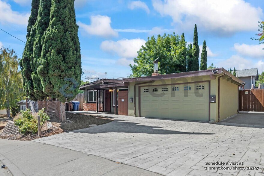 Building Photo - 499 Pebble Dr