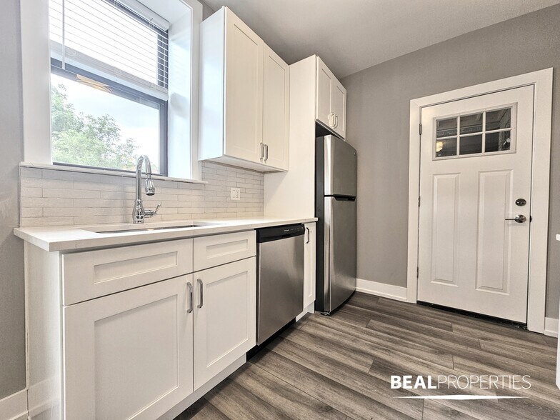 Building Photo - 3935 N Janssen Ave