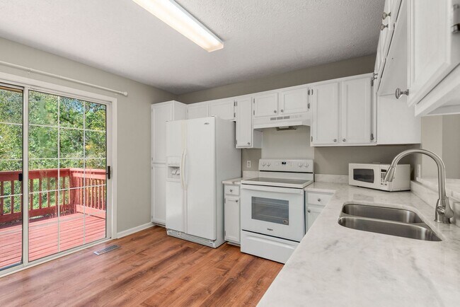 Building Photo - Highly sought after Chesney Glen division....