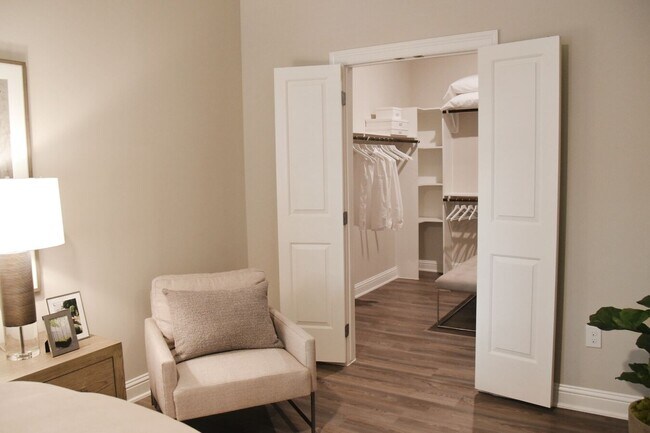 Building Photo - Live in Luxury: 2-Bed, 2-Bath Steps from D...