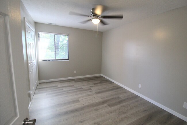 Building Photo - Stunning Fully Remodeled 3BR Condo at Madison Manor – Available This July!