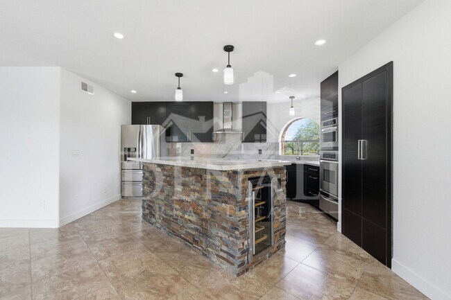 Building Photo - 10643 N Indian Wells Dr