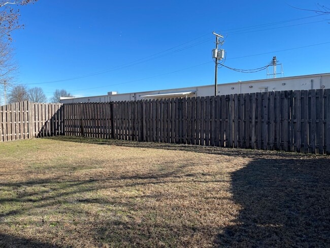 Building Photo - 3 Bedroom / 2 Bath Ranch