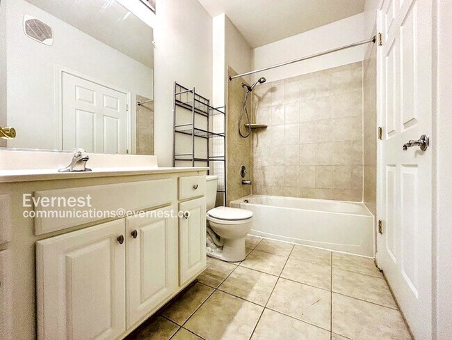 Building Photo - 1-Bed, 1-Bath Modern Condo with Balcony and Off-Street Parking