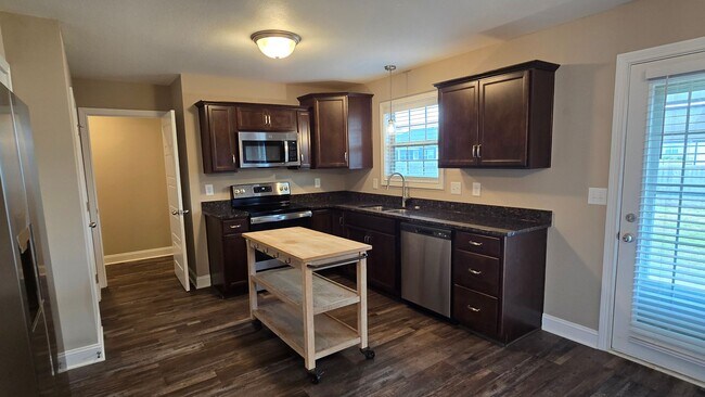 Building Photo - Beautiful 3 BDS 2 BA with fenced in yard