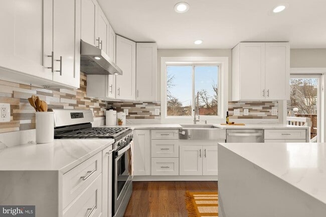 Building Photo - 2228 Kearny St NE