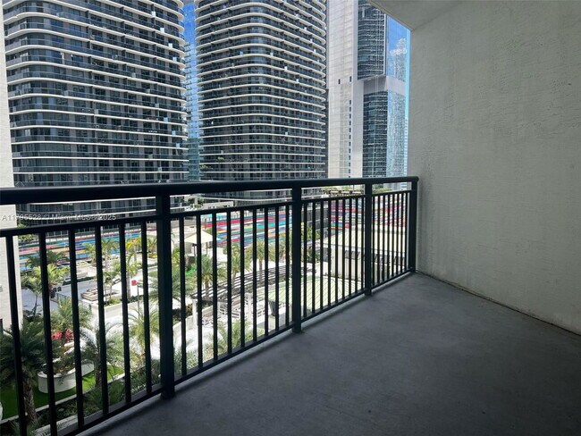 Building Photo - 999 SW 1st Ave