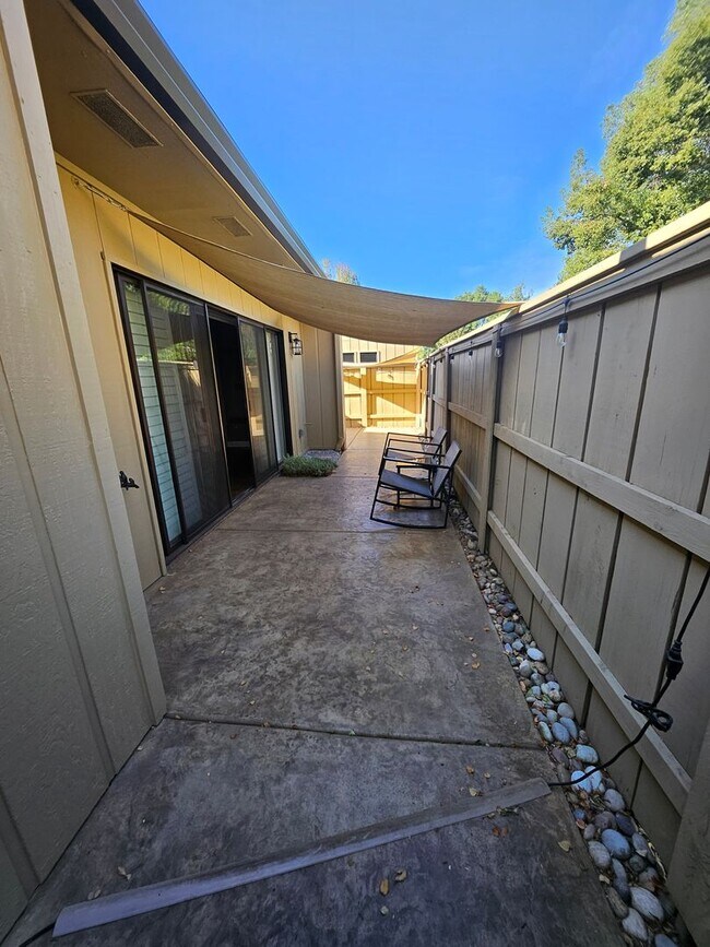 Building Photo - Stylish 2-Bed, 2-Bath Home with Generous Den in The Meadows