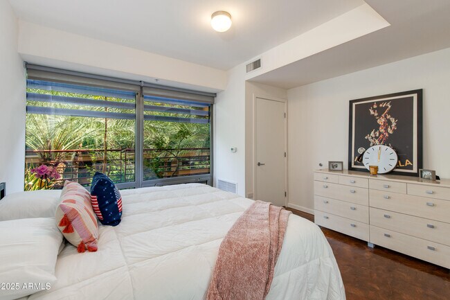 Building Photo - 7137 E Rancho Vista Dr