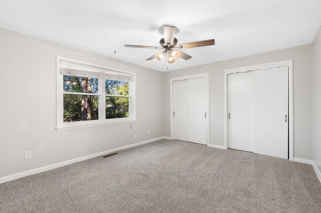 Building Photo - 3 Bedroom | 2.5 Bathroom | 2 Car Garage | Springfield MO | Fenced Back Yard | 2 Living Areas | Qu...
