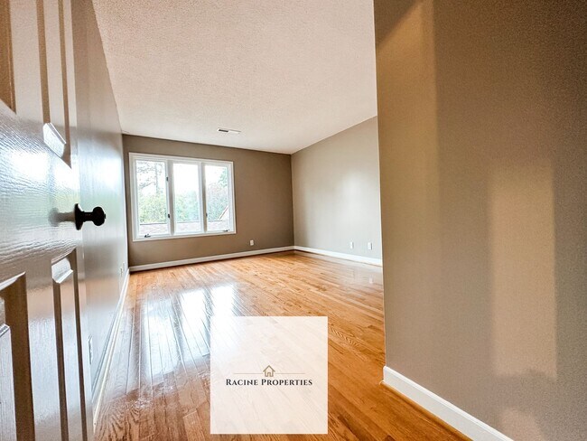 Building Photo - Townhouse available on Lake Hartwell—comes with a water view!