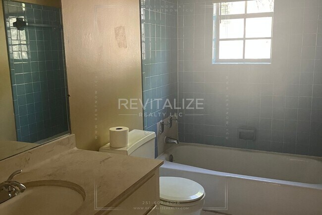 Building Photo - Charming 2/1 Apartment in Midtown!