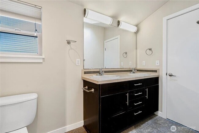 Building Photo - Urban Townhome in Lake City – 3B/2B, Garag...