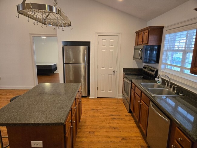Building Photo - 802 W Longleaf Dr