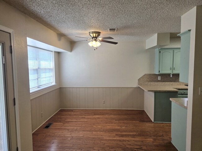 Building Photo - 904 E Hills Dr