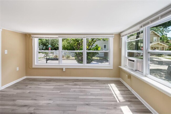 Building Photo - 418 E Amelia Ave