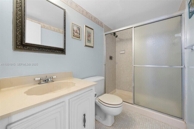 Building Photo - 1000 Parkview Dr