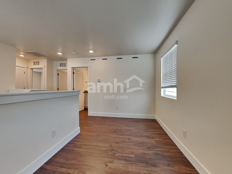 Building Photo - 1067 S Jillian Ave
