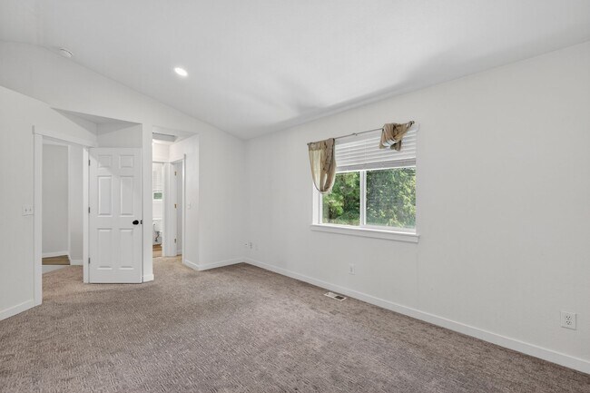 Building Photo - A Private Sanctuary with Perfect Proximity
