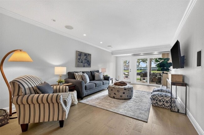 Building Photo - 922 N Shore Dr NE