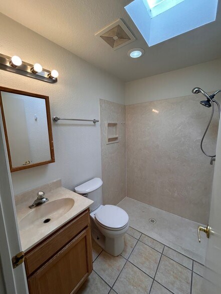 Building Photo - 1150 N Catalina Ave