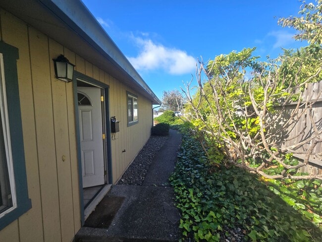 Building Photo - Pet-friendly and updated 3BR/1BA Eureka home