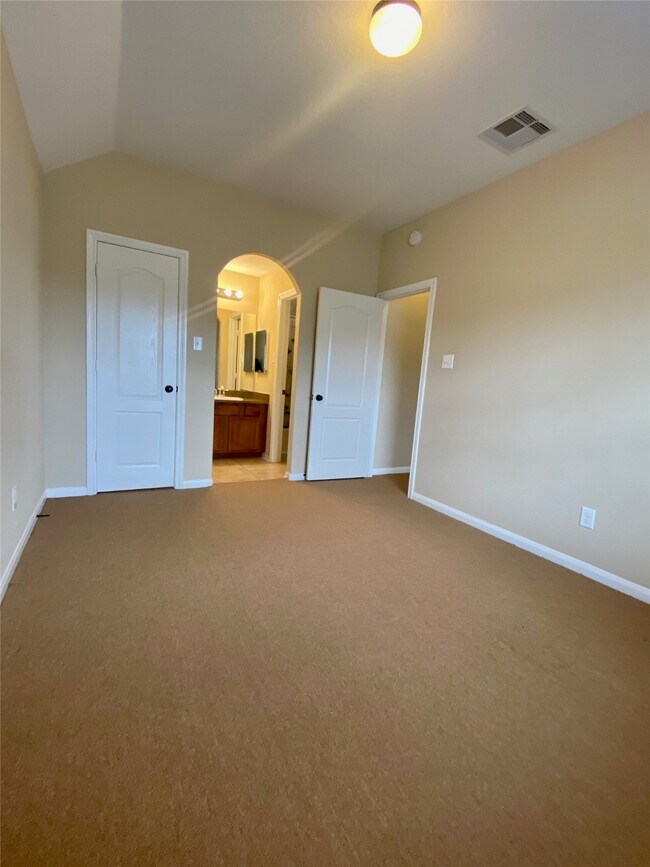 Building Photo - 15 Sagamore Ridge Pl