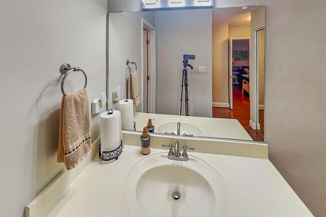 Building Photo - 3104 Pine Heights Dr NE