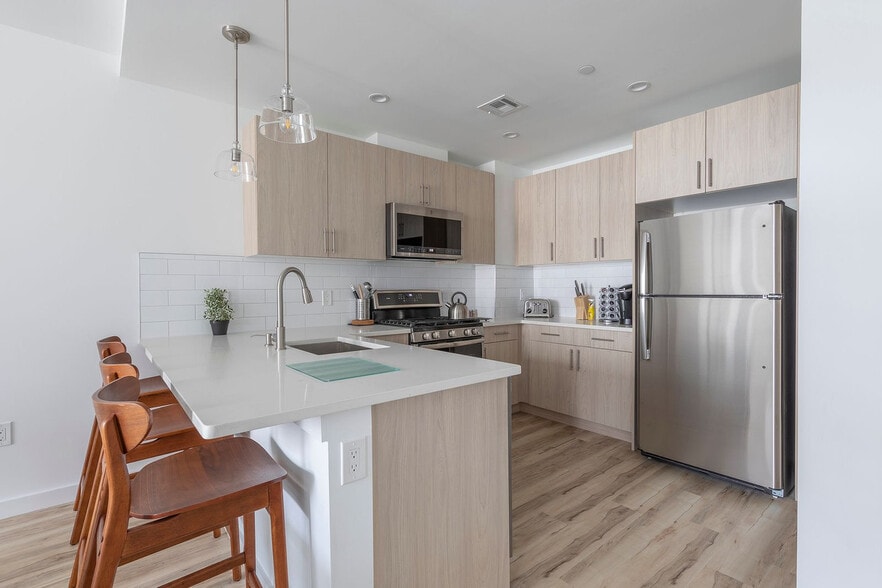 Building Photo - 300 Marshall Dr