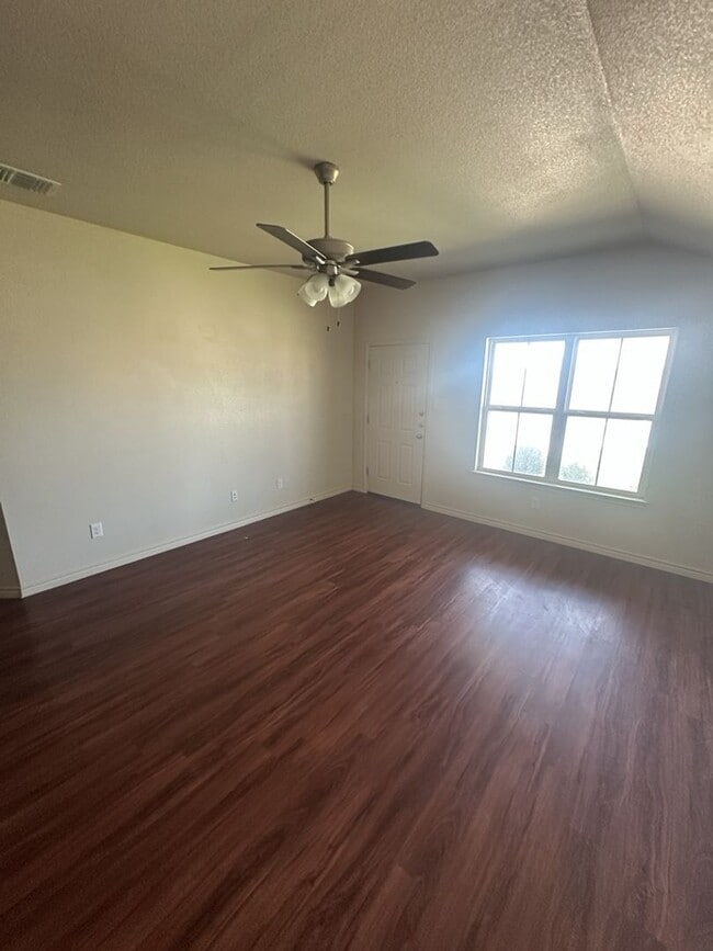 Building Photo - AVAILABLE NOW! (SECTION 8 ACCEPTED)