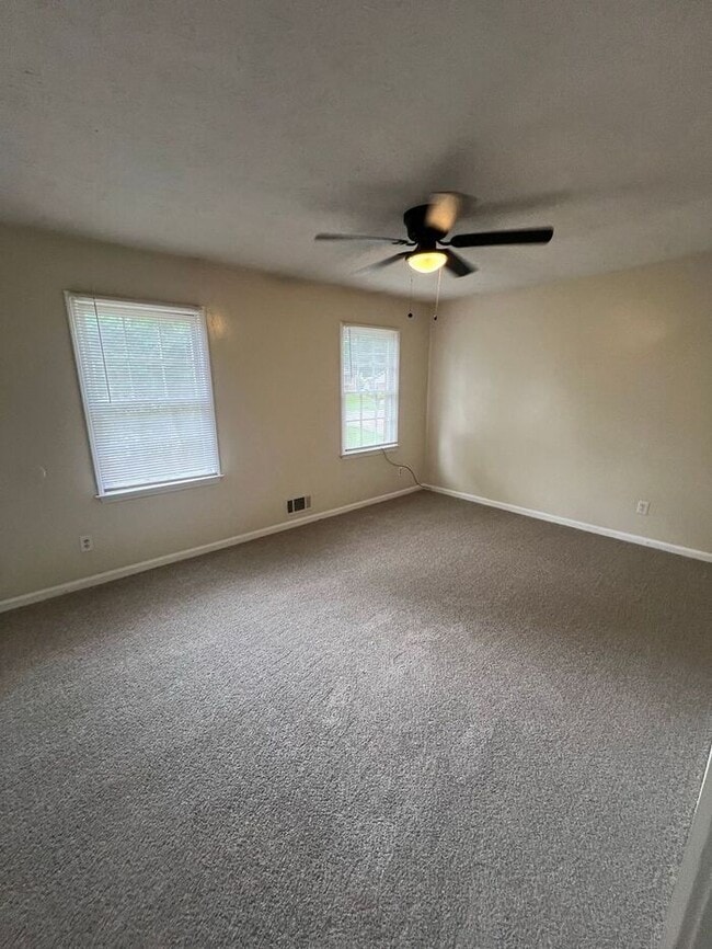 Building Photo - Finally 2 bedroom 1.5 bath available in La...