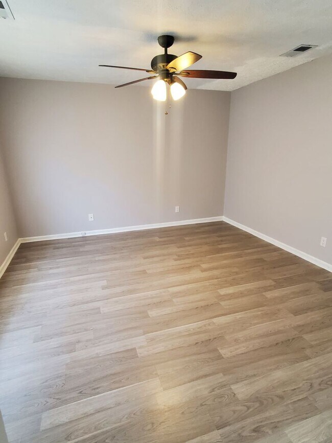 Building Photo - Cute 3 bedroom, 2 bath home located off of...