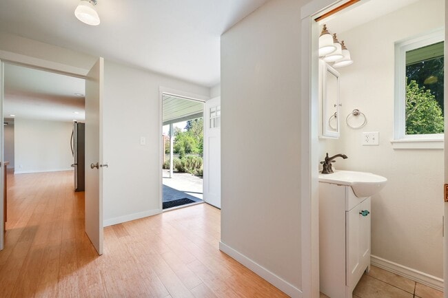 Building Photo - Room to roam! 3 bed, living, dining, den, ...