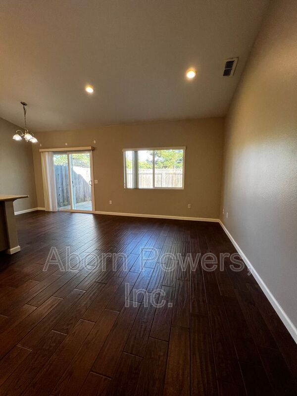 Building Photo - 626 Pearl Pl