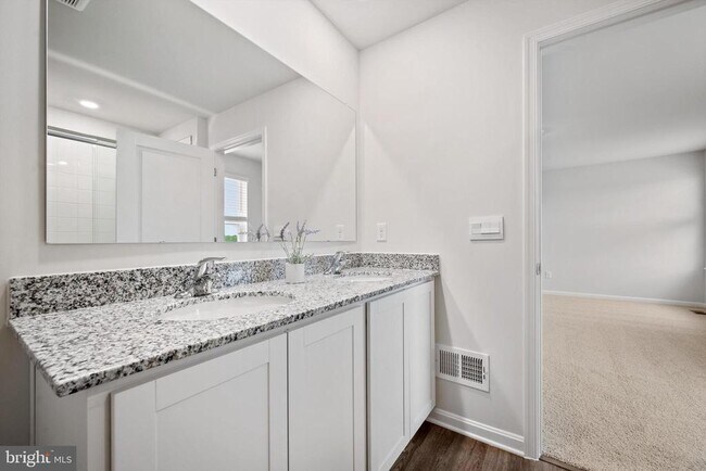 Building Photo - 116 Woodford Dr