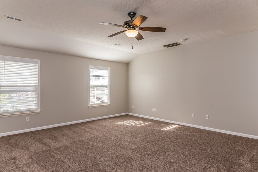 Building Photo - 107 Walton Trce S