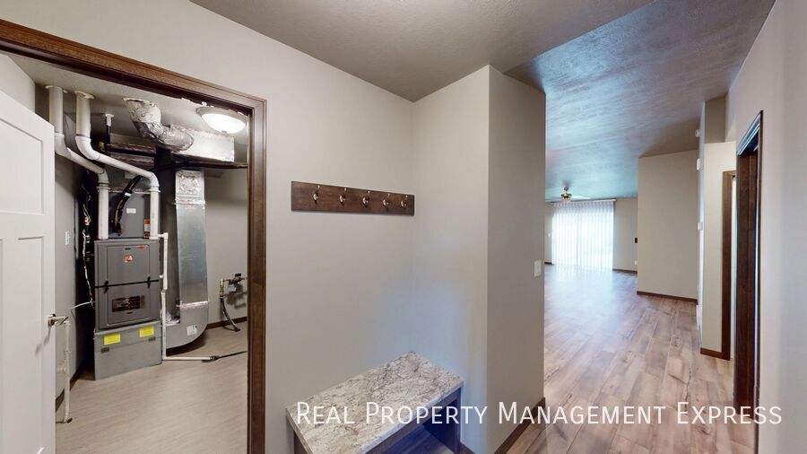 Building Photo - Bright, Spacious, and Move-In Ready 2-Bedr...