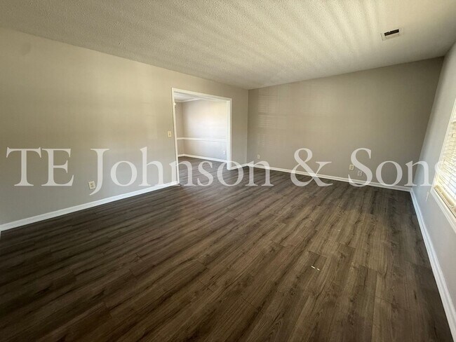 Building Photo - Spacious 4 Bedroom Home with Modern Comfor...