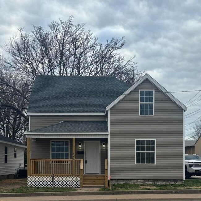 Building Photo - Modern Elegance Meets Comfort – Fully Remo...