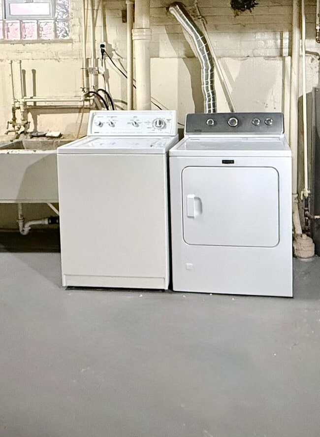 Building Photo - HOME SWEET HOME! 2 Bed / 1 Bath Townhome Available in Oak Park!